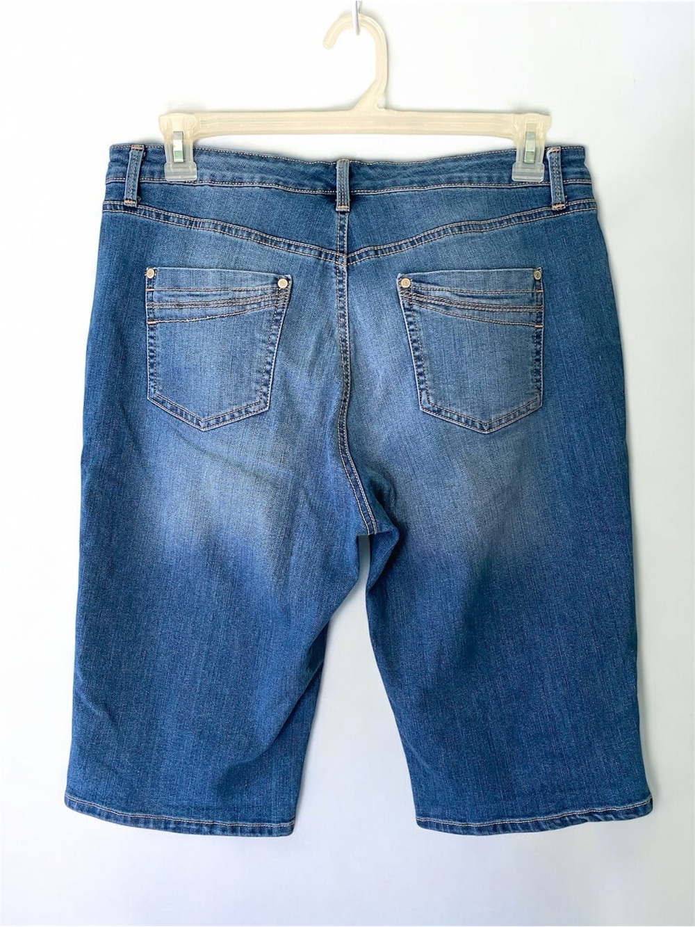 Bandolino Medium Wash Bermuda Denim Shorts Mid Rise Stretch Womens 12 - Picture 8 of 12